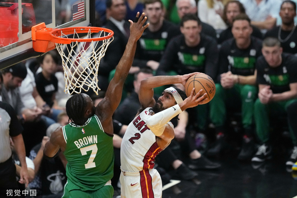  塔图姆绝杀三分创纪录，凯尔特人终结雄鹿七连胜  