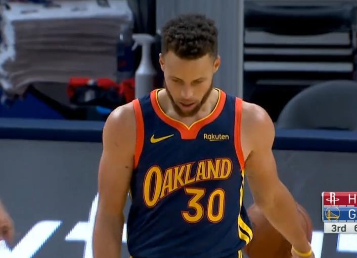  库里单节狂砍二十分勇士主场击退凯尔特人